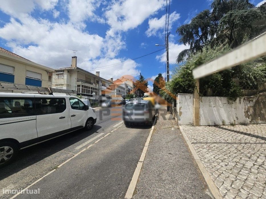 Situada na Ramada - Loja com 84 m2.