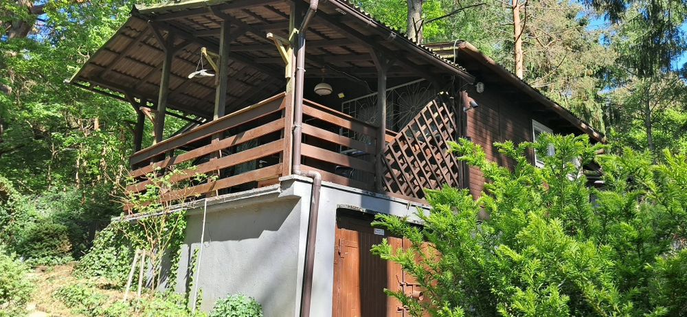 Domek w lesie nad jeziorem w Zbychowie