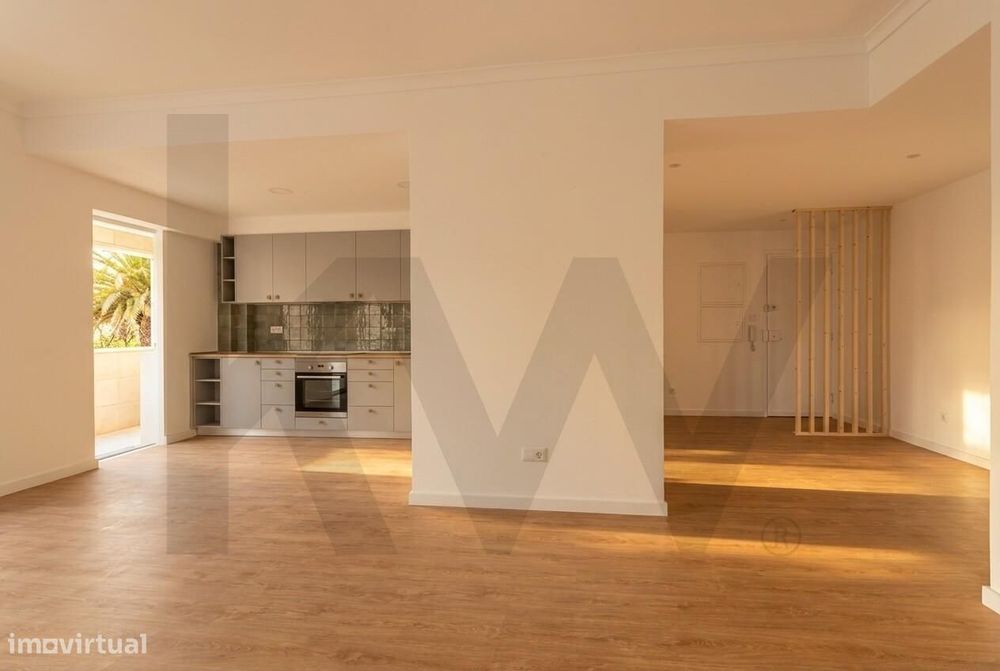 Apartamento T2 Totalmente Remodelado no centro de Monte Abraão - 1.º P