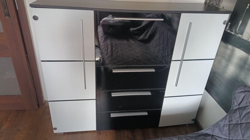 Komoda ze szklanymi frontami