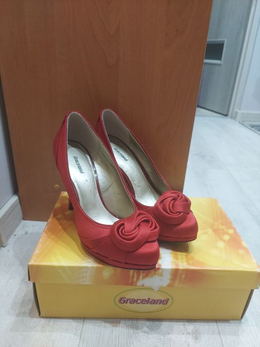 Eleganckie szpilki rozmiar 39 satyna