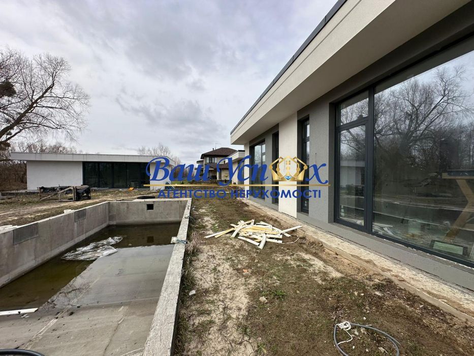 Продажа современного  дома с выходом на озеро. В городке.