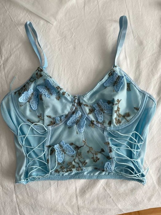 Kobiecy top z odkrytymi plecami z haftem motyla R S