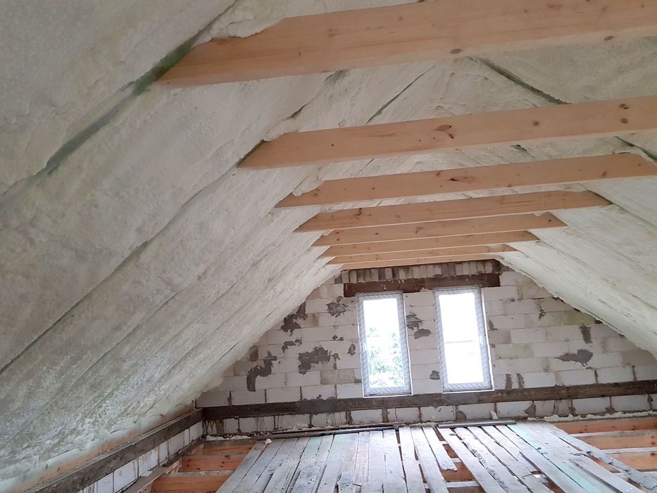 Ocieplenie poddasza, ocieplenie pianą PUR, izolacja natryskowa