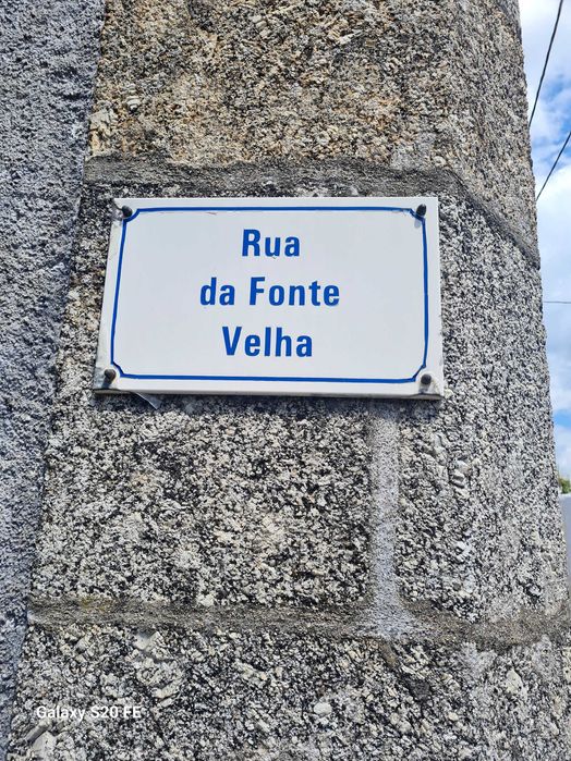 Vendo casa devoluta em centro de vila de azere