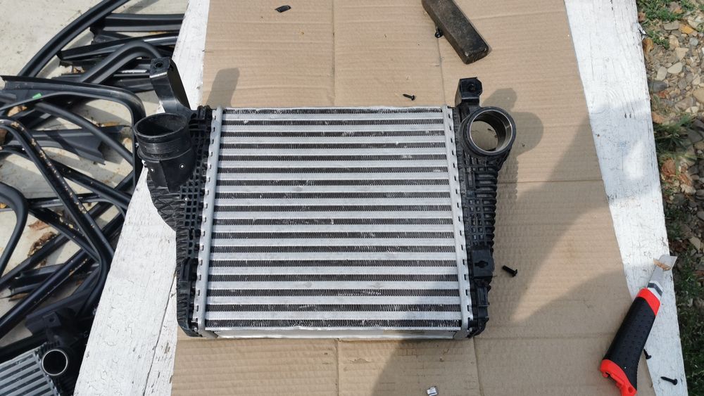 95b145804 D,H,F радиатор интеркулера Macan рестайл