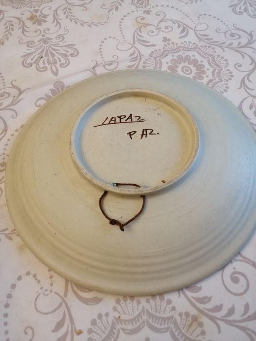 Prato de cerâmica espanhola, pintado à mão.