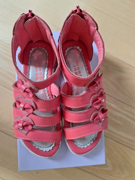 Sandałki dla dziewczynki