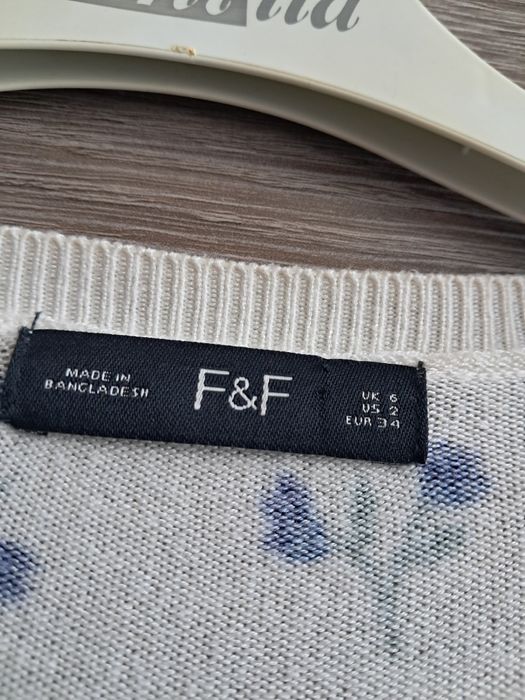 Biały sweterek w niebieskie kwiatki F&F (mała wada)
