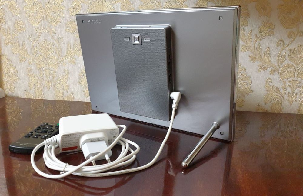Цифровая фоторамка Sony DPF-XR100 (диагональ LED экрана 26см)