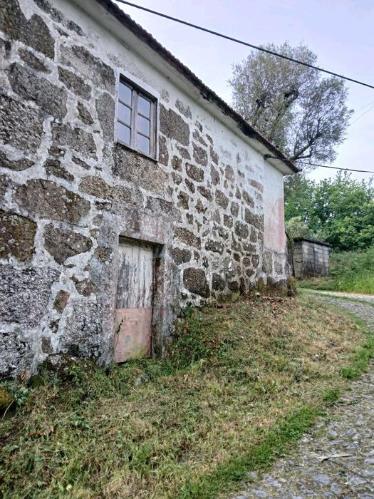 Vende-se Casa em Pedra com terreno - Celorico de Basto