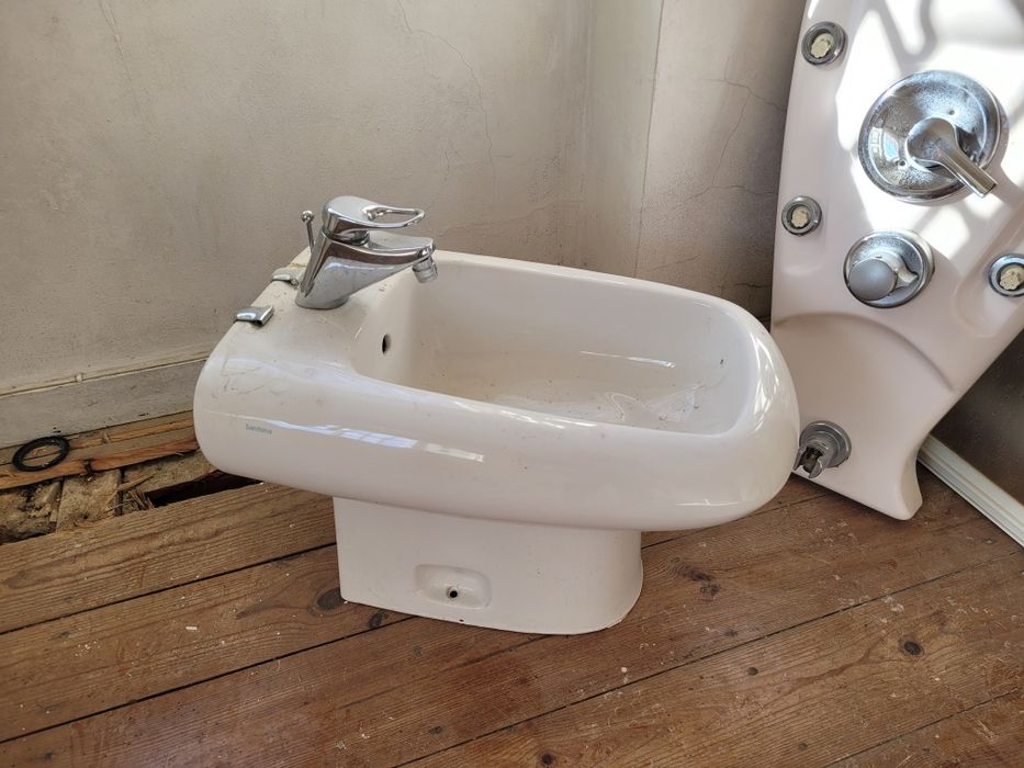 Material de casa de banho usado – duche, bidé, espelho e torneira