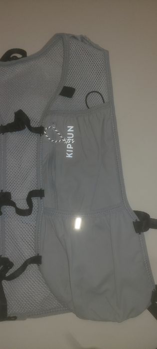 Vendo mochila de hidratação cinza Kiprun de 8L.