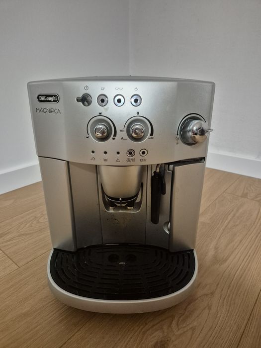 Máquina de Café - Delonghi Magnífica