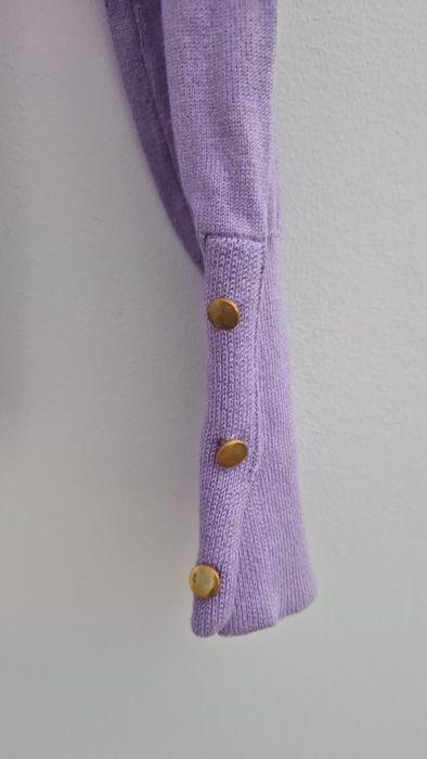 Liliowy sweterek z guziczkamii na mankietach