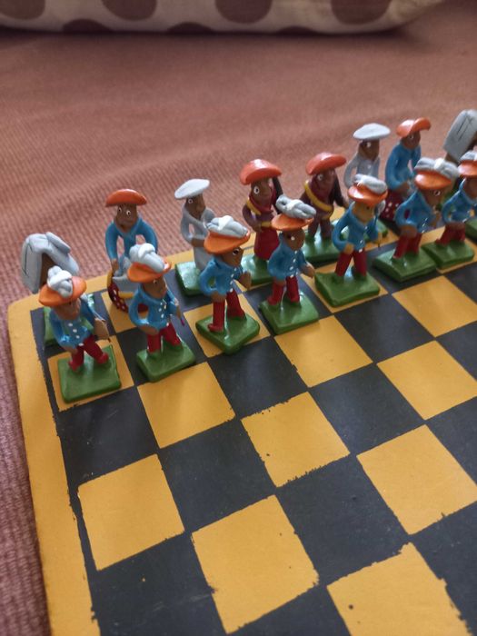 Xadrez Antigo com Peças em Argila pintadas à mão.