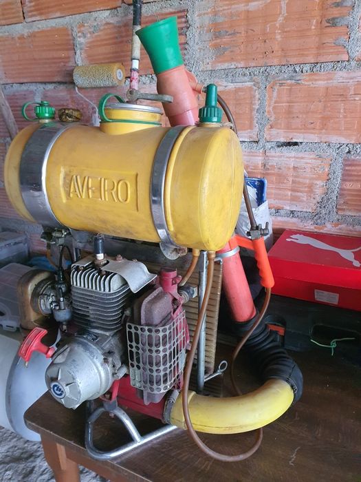 Máquina de sulfatar á motor Santa comba dão