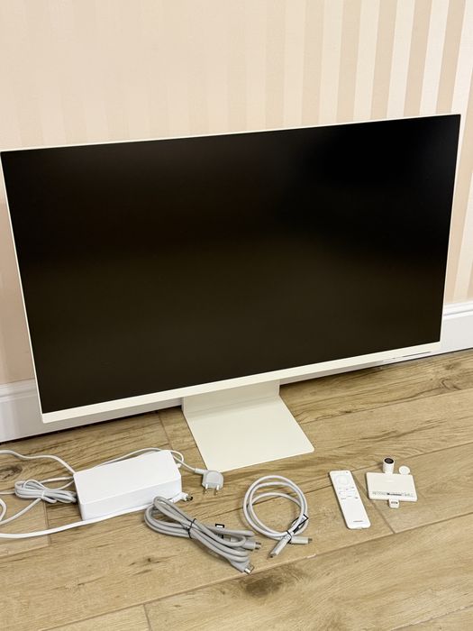 Монітор Samsung M8 (4K UltraHD)