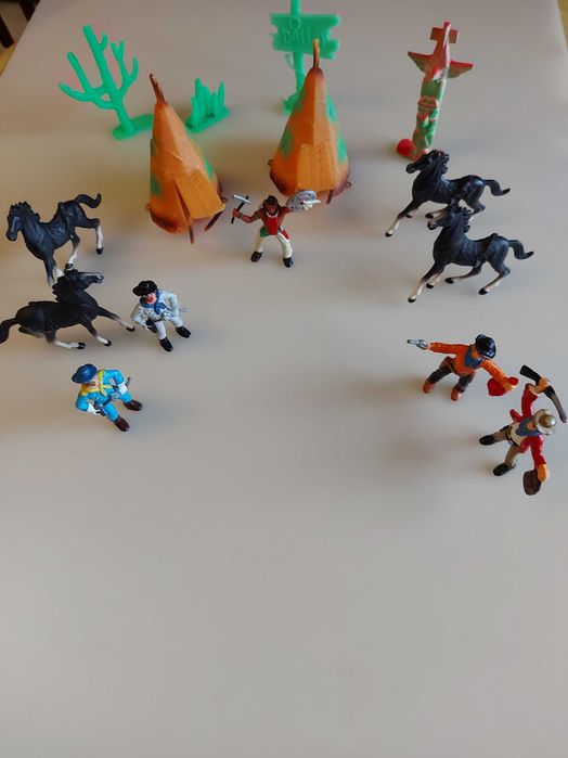 TIPIS E FIGURAS - INDÍO, GUARDAS E CAVALOS - Coleção Comansi