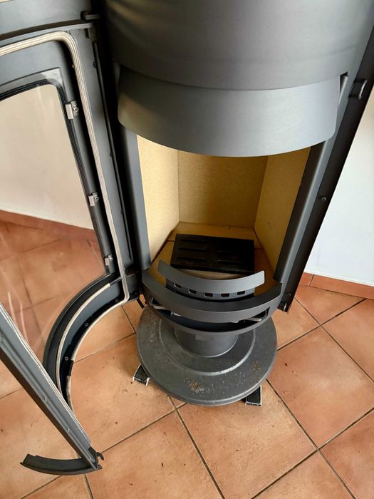 Salamandra Moderna Redonda com Vidro – Alta, Elegante, a Lenha