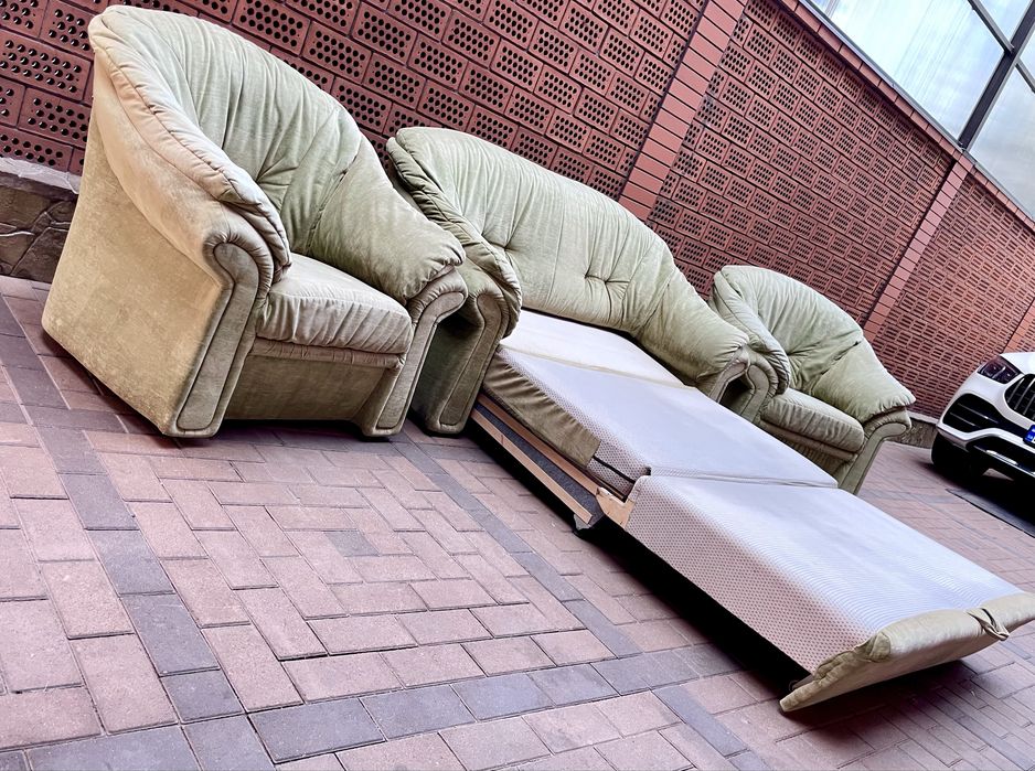 Комлект  мʼяких меблів виробництва Німеччина: диван та 2 крісла