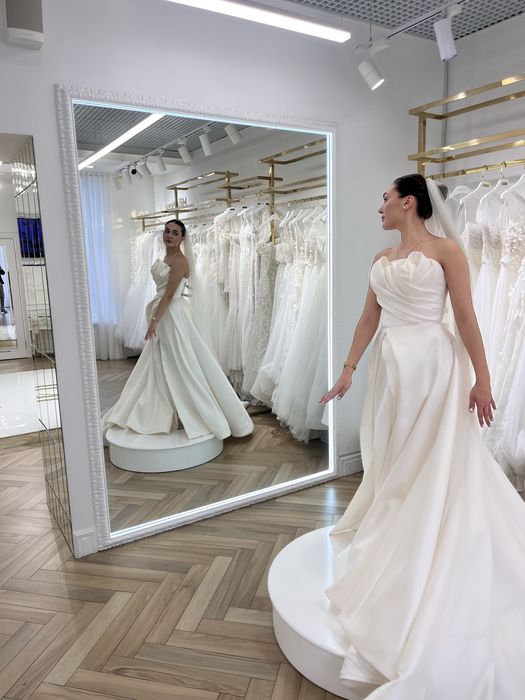 Весільне атласне плаття