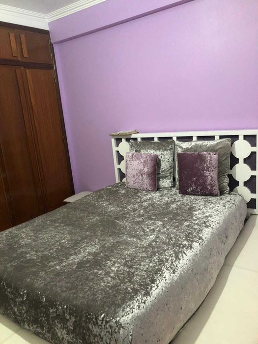 Cama de pele redonda com cabeceira lacada