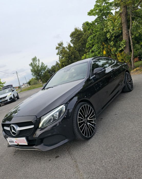 Mercedes-Benz  c220 coupe amg 
Elegância, desportividade e conforto num só carro.
Vendo Mercedes C 220 Coupé AMG Line de 2017, em excele