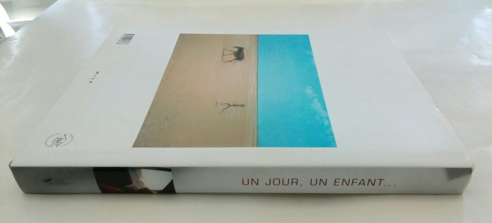Livro de fotografias, 'Un Jour, Un Enfant...' em francês.