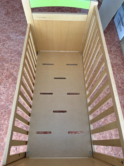 Cama de bébé como nova.