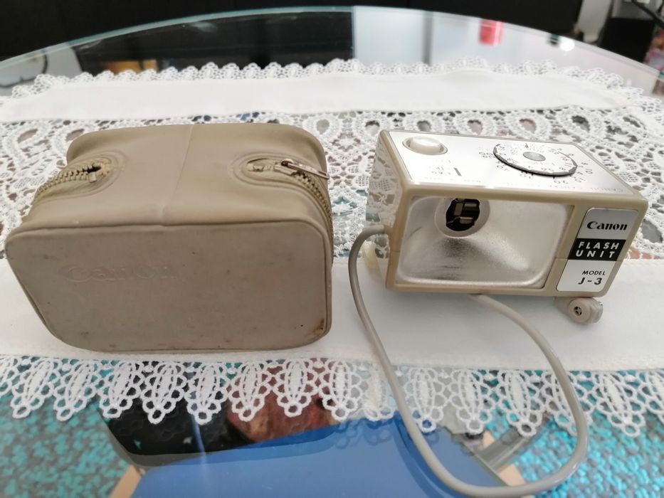 Canon Flash Unit Model J-3 with Original Case, a 1970s Model64584977520898120