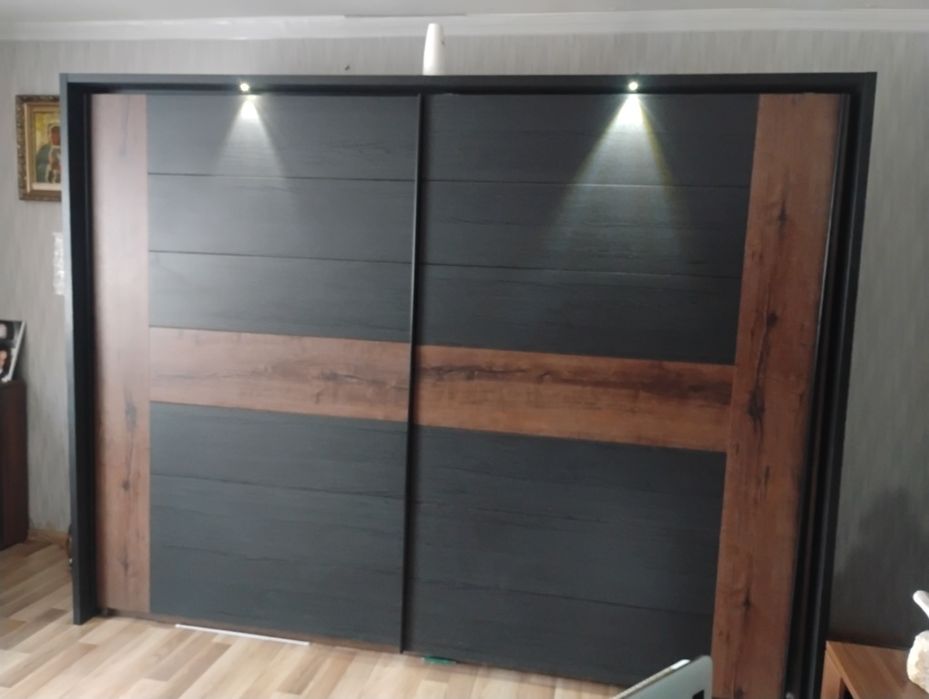 Szafa ubraniowa podświetlenie