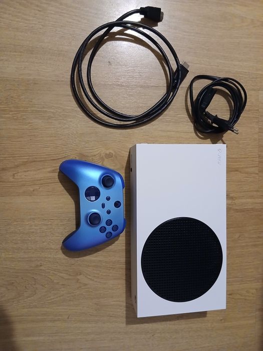 Xbox Series S e um mando.