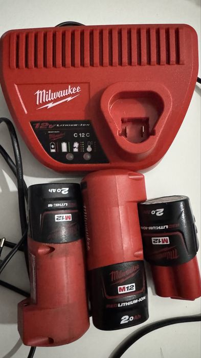 Milwaukee 3 akumulatory i ladowarka