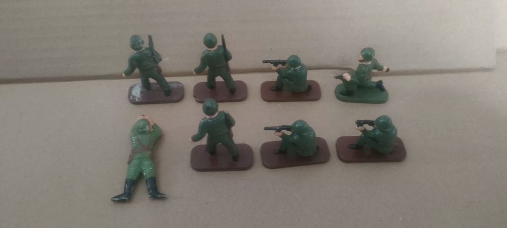 Żołnierzyki PRL - 8 figurek. Stan jak na zdjęciach.