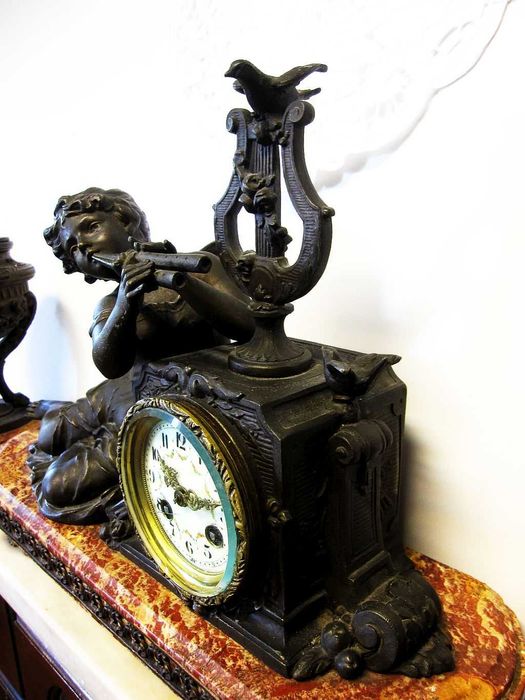 fantástico antigo relógio figurativo em bronze e mármore com 2 ânforas