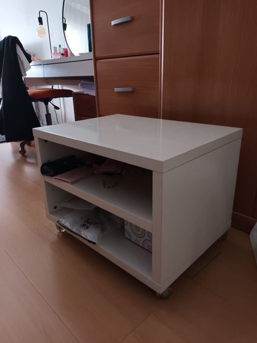 Mesa de apoio branca com arrumaçao