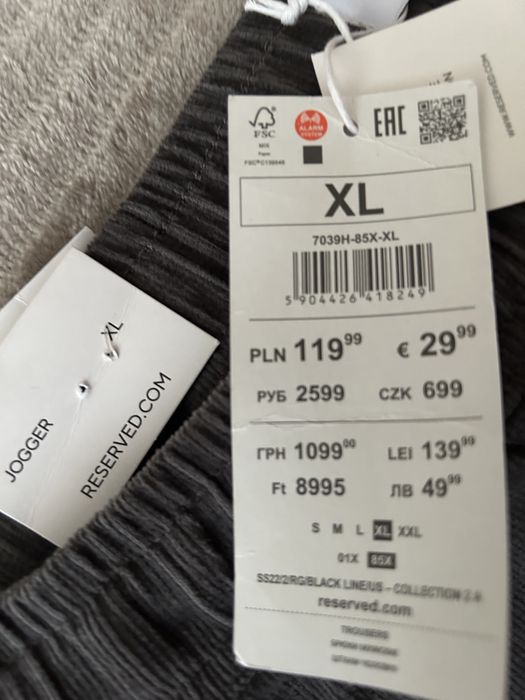 Młodzieżowe bluzy oraz spodnie