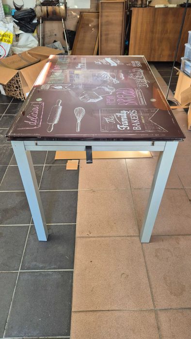 Mesa de cozinha com tampo de vidro e extensível