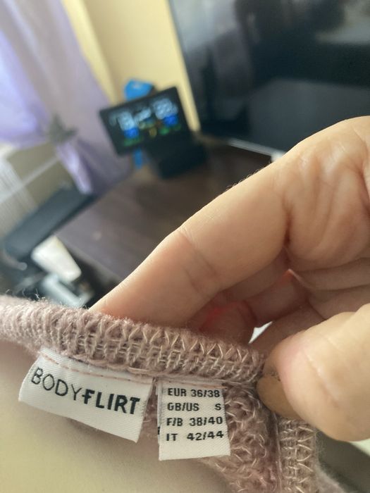 Śliczny sweterek damski z koronkową wstawką