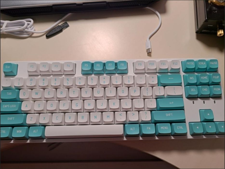 Keycaps com pouco uso e bonitos