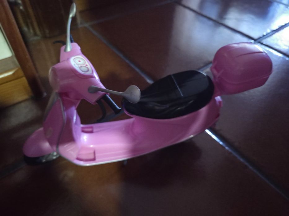 Vendo brinquedos carrinho e mota sao da barbie