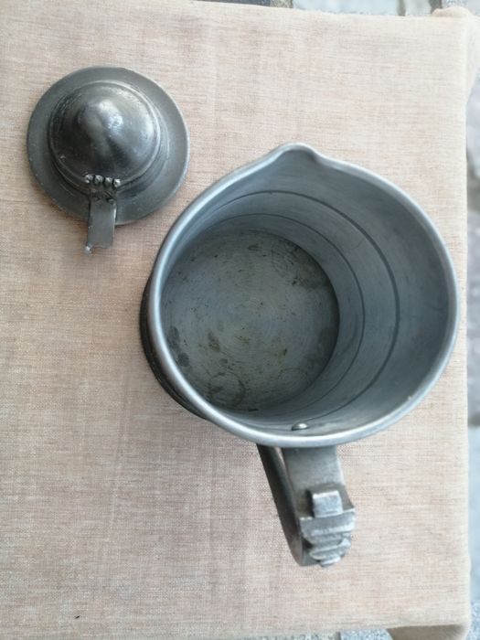 Cafeteira de alumínio muito antiga
