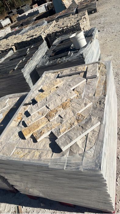 Tiras amarelas pedra rustica