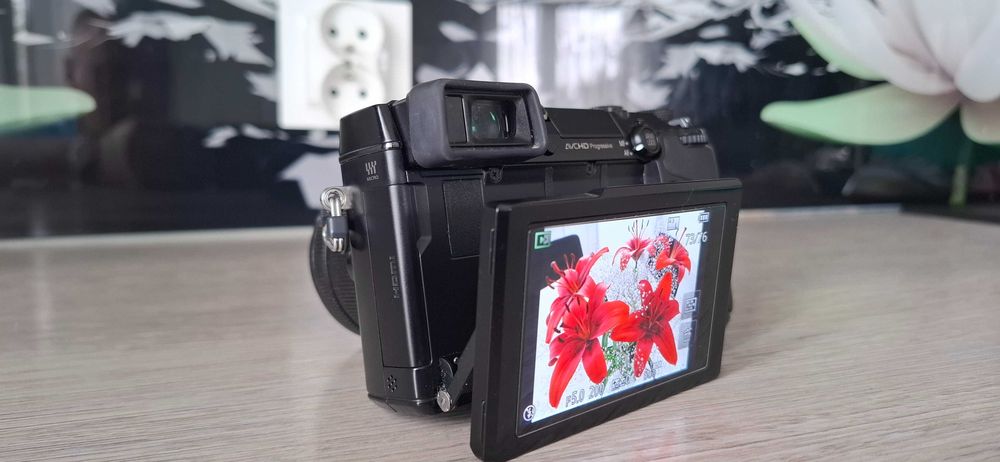 Panasonic Lumix GX7 z obiektywem.