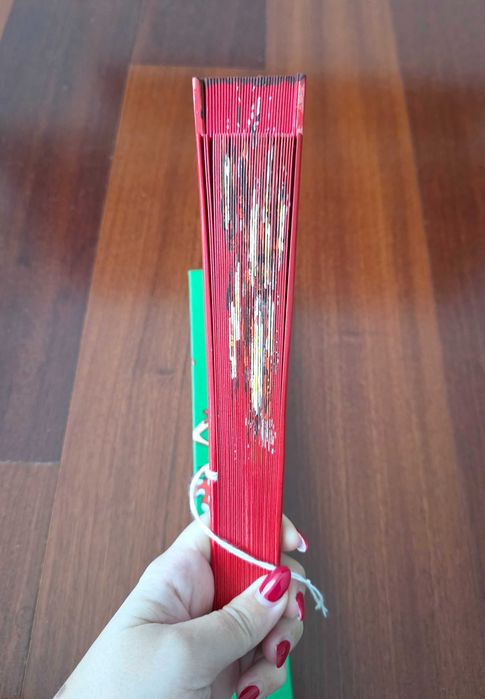 Leque vermelho com padrão floral
