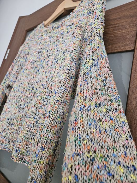 Sweterek z kolorowymi nitkami