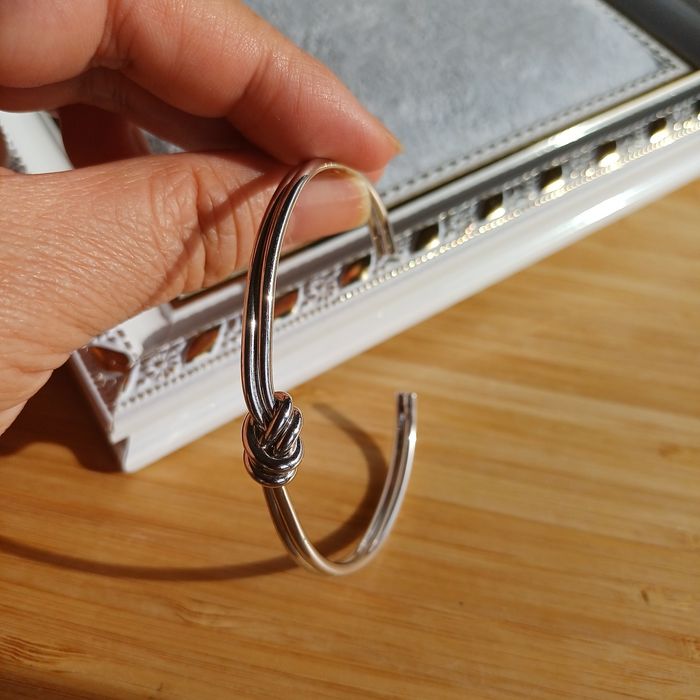 Pulseira rígida com nó duplo banhado a ouro branco 18K unisex