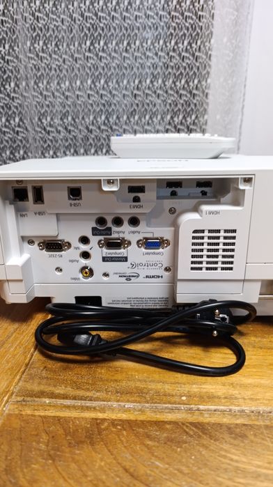 Projektor laserowy Epson 725w