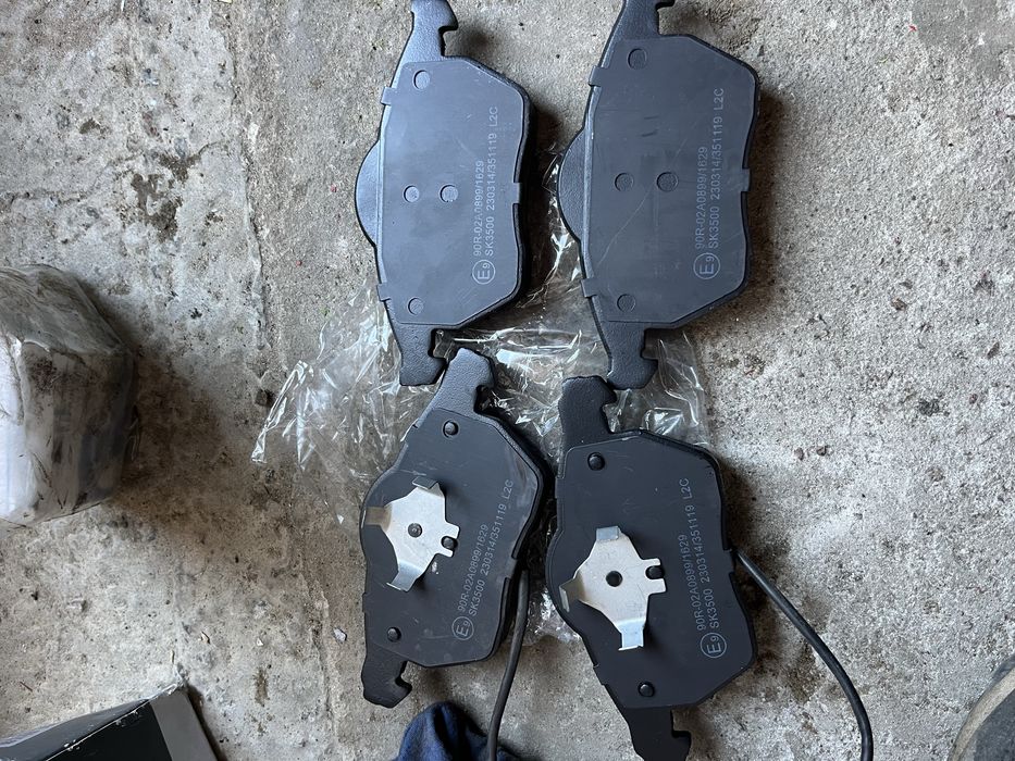 запчастини на пасат б5+ передні гальмівні колодки;свічки розжарювання